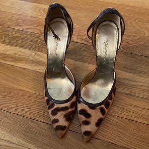 Leopard print sandal. Re selling them for something new.